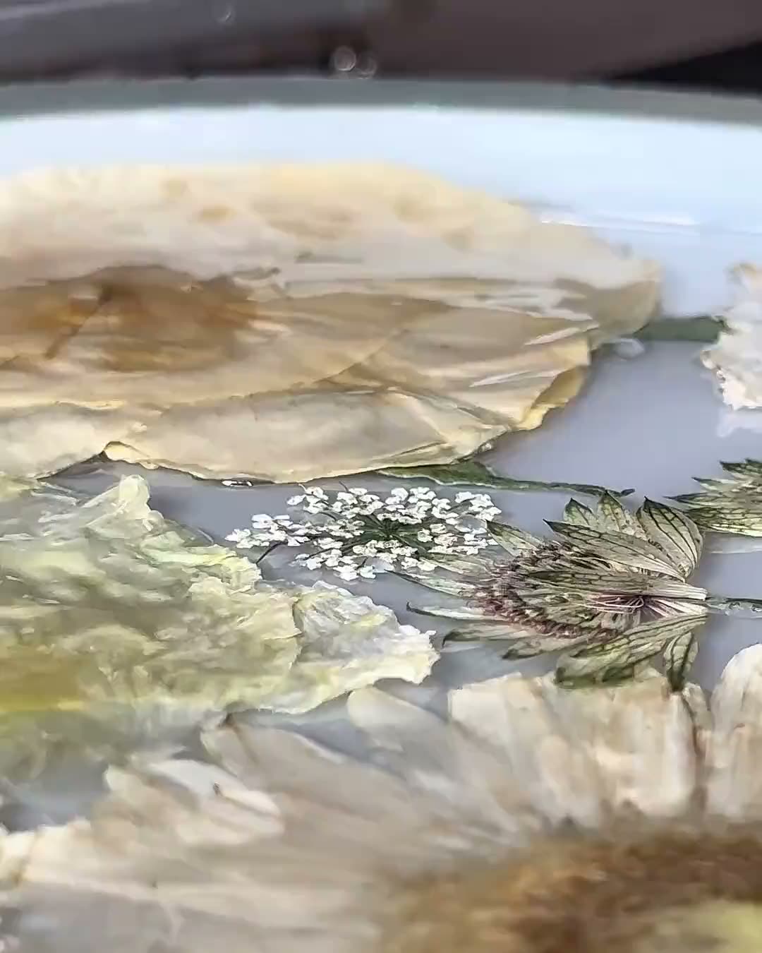 押し花を樹脂で封じ込めているところ